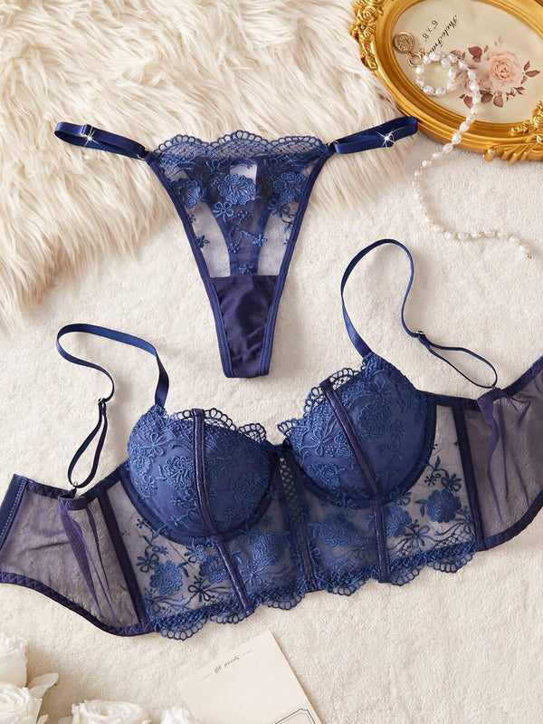 Primer plano de la tanga de encaje floral transparente en color azul marino.