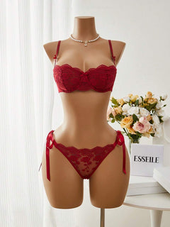 Conjunto de lencería de encaje rojo burdeos con lazos en un maniquí.