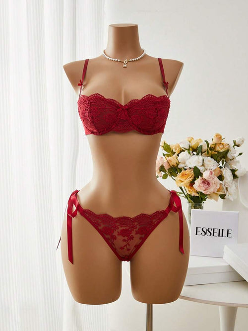 Conjunto de lencería de encaje rojo burdeos con lazos en un maniquí.