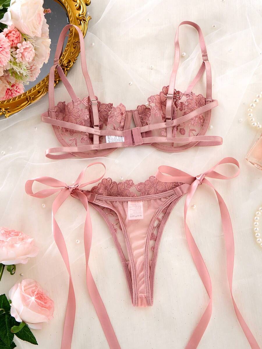 Conjunto de lencería rosa con bordado floral en tul y tanga con lazos de satín