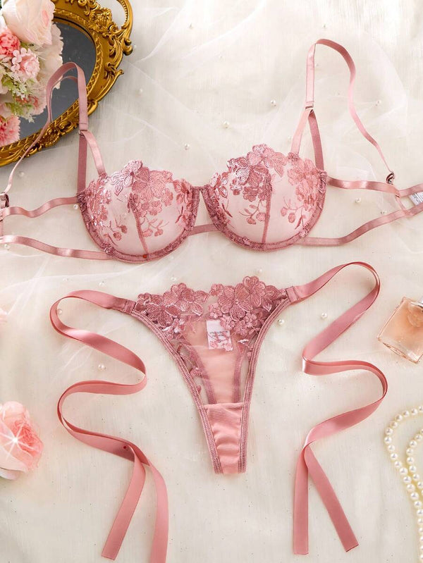 Tanga rosa de tul bordado con cintas largas de satín a los costados