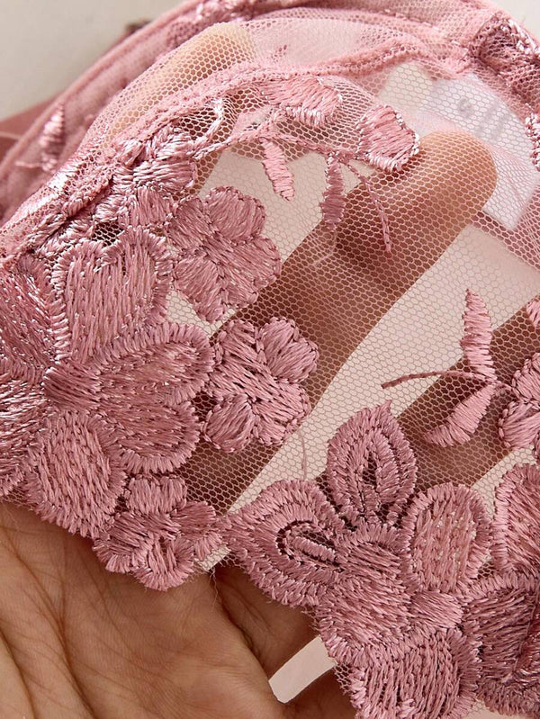 Diseño completo de lencería femenina rosa con tul transparente y acabados satinados