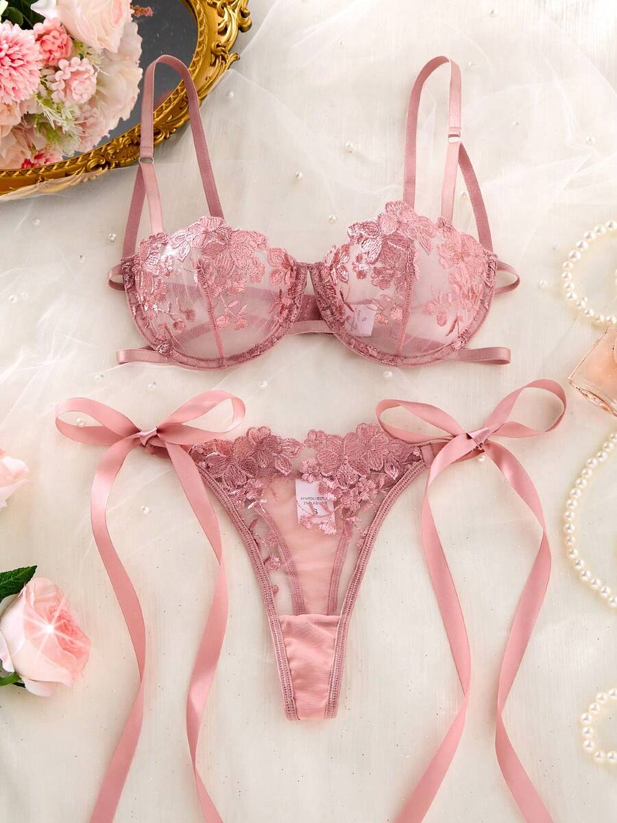 Conjunto de lencería rosa con bordado floral en tul y tanga con lazos de satín