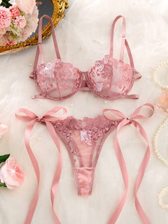 Conjunto de lencería rosa con bordado floral en tul y tanga con lazos de satín