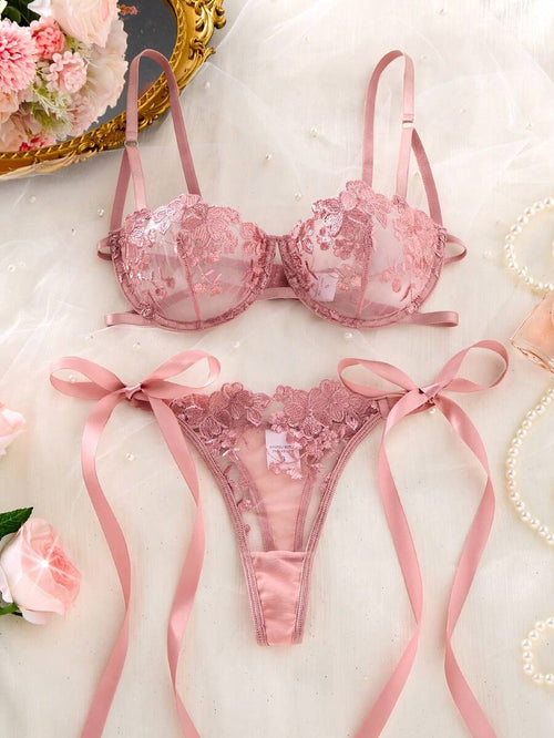 Conjunto de lencería rosa con bordado floral en tul y tanga con lazos de satín