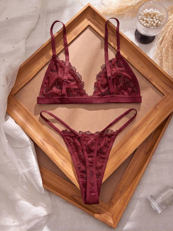 Primer plano del tejido de encaje floral de la tanga color burdeos.