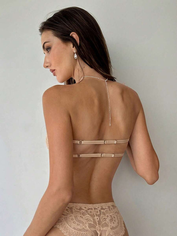 Vista cercana del panti de encaje beige con diseño floral y corte brasileño.
