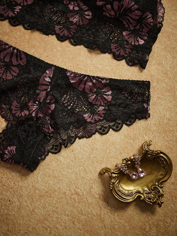 Vista completa del conjunto de lencería de dos piezas, bralette y panty, de encaje floral romántico.