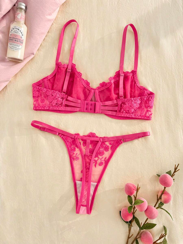 Detalle del sujetador tipo push up color fucsia con encaje floral y tirantes ajustables.