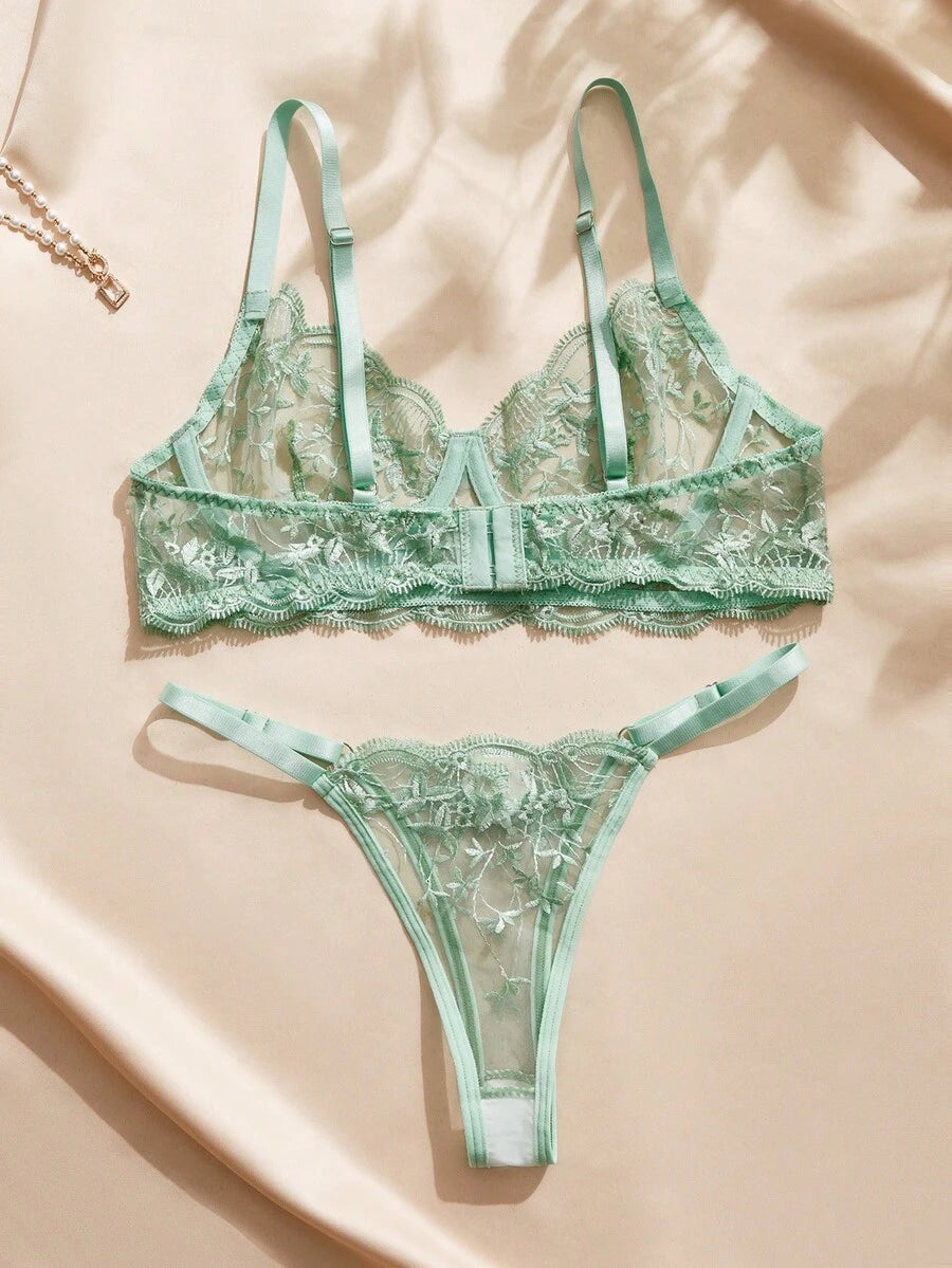 Conjunto de lencería verde menta de dos piezas con bordado de hojas y flores sobre tul