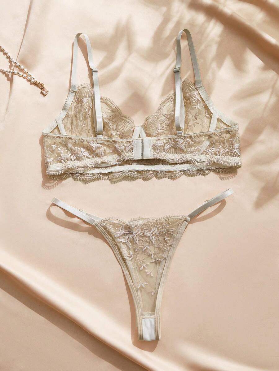 Conjunto de lencería color beige champaña con encaje floral bordado compuesto por brasier y tanga
