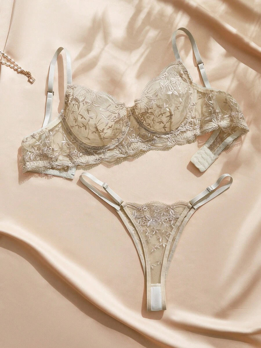 Conjunto de lencería color beige champaña con encaje floral bordado compuesto por brasier y tanga