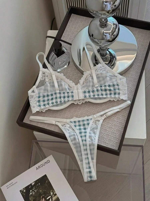 Detalle del brasier del conjunto de lencería de cuadros con tirantes ajustables y encaje blanco.