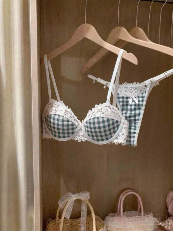 Vista superior del conjunto de lencería con brasier y panti tanga de cuadros vichy y encaje.