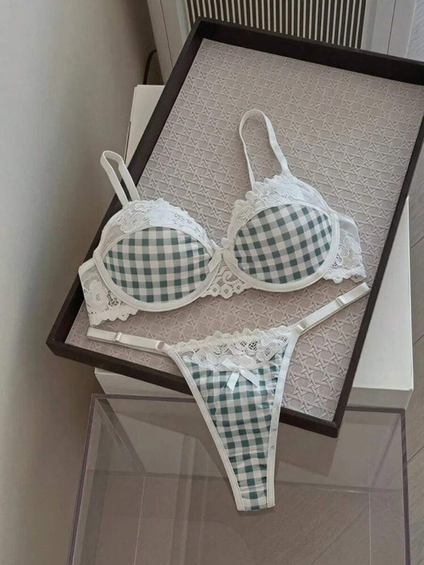 Primer plano de la panti tipo tanga de cuadros verdes y blancos con un lazo y borde de encaje.