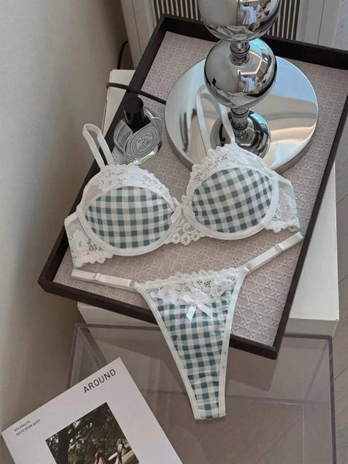 Conjunto de lencería de cuadros vichy verdes y blancos con encaje sobre una bandeja decorativa.