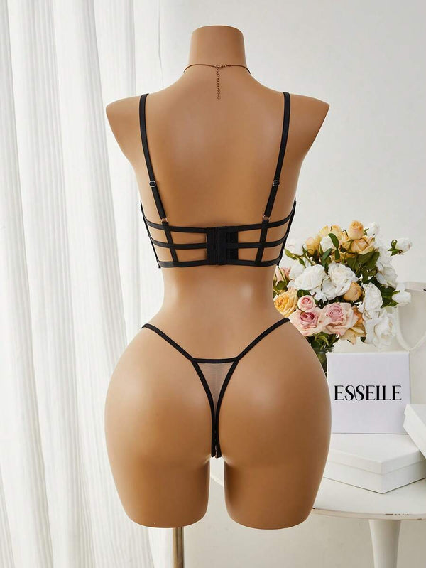 Primer plano del bralette de lencería estilo longline con copas con aros y detalles de encaje festoneado.