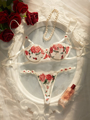 Conjunto de dos piezas de lencería floral blanca con acabados delicados de encaje