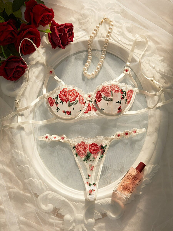 Conjunto de dos piezas de lencería floral blanca con acabados delicados de encaje