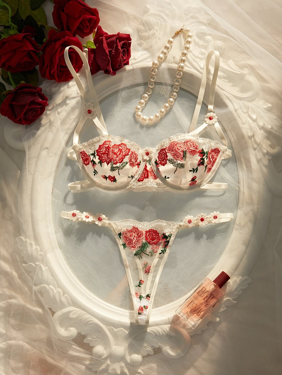 Conjunto de lencería blanco en tul transparente con bordado de rosas rojas y aplicaciones de flores en los tirantes