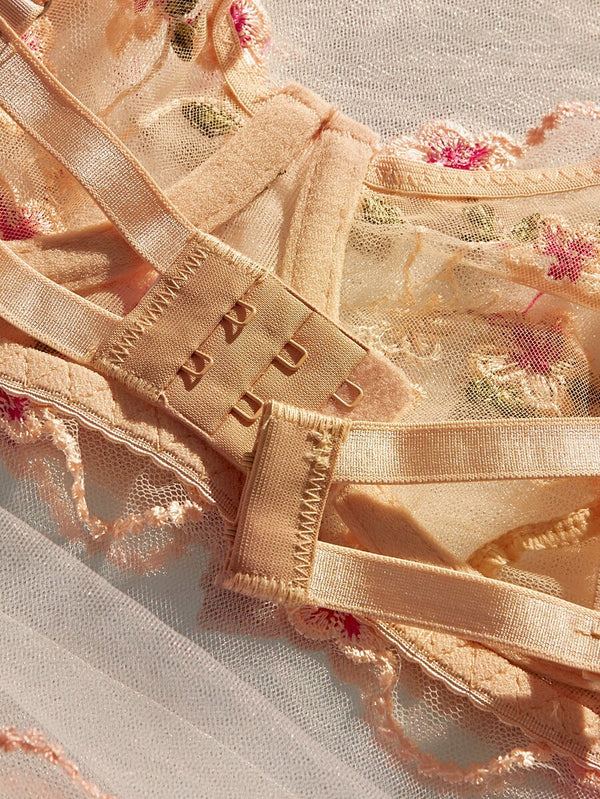 Vista completa del conjunto íntimo romántico de dos piezas en color champán