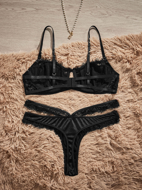 Brasier negro de satín con borde de encaje floral y tirantes ajustables
