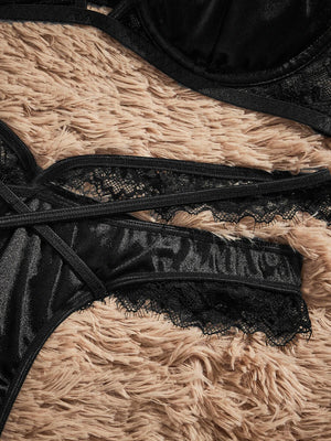 Detalle de encaje y textura satinada en conjunto de lencería negro