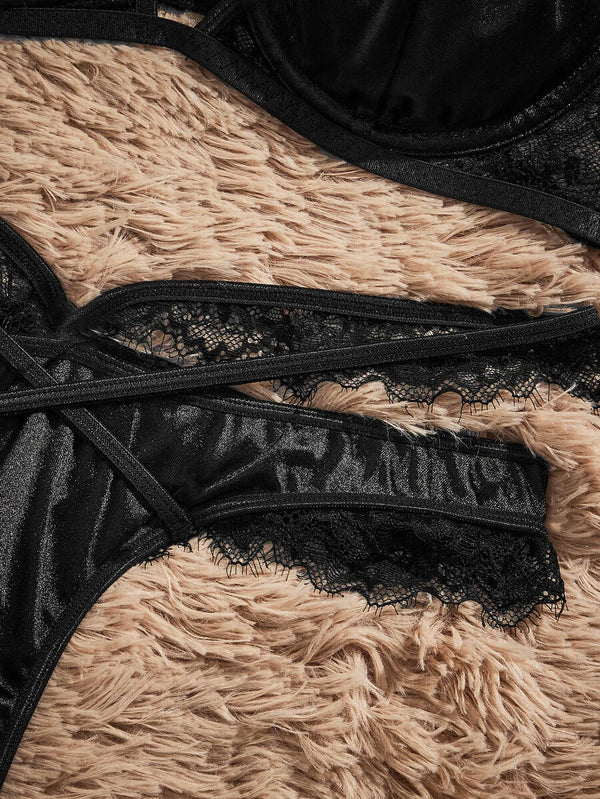 Detalle de encaje y textura satinada en conjunto de lencería negro