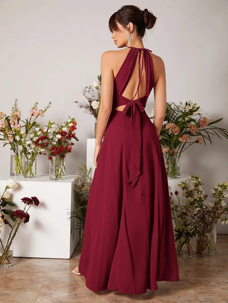 Vestido largo color vino con cuello halter y abertura lateral en la pierna vista frontal