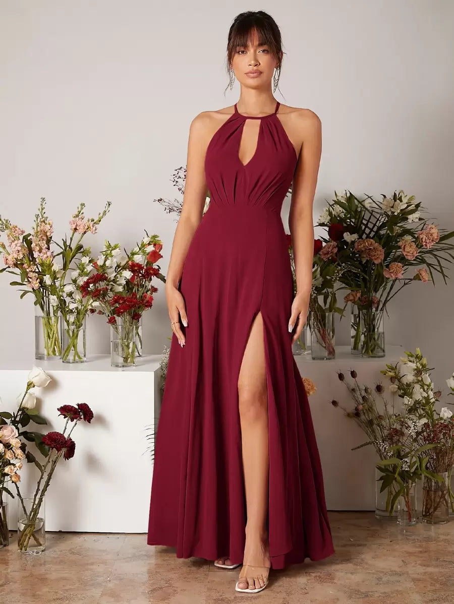 Vestido largo color vino con cuello halter y abertura lateral en la pierna vista frontal