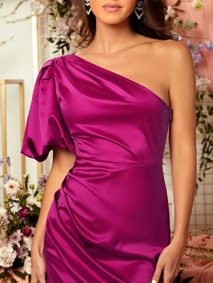 Detalle de la parte superior del vestido magenta, mostrando la sofisticación del diseño de un hombro y la manga.