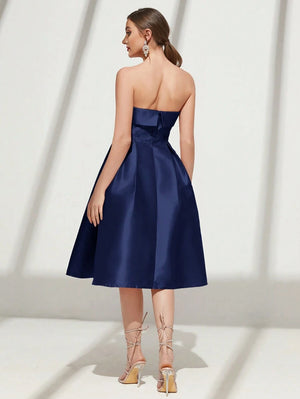 Vista trasera del vestido azul real sin tirantes con cierre invisible