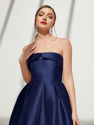 Detalle del escote sin tirantes del vestido azul real