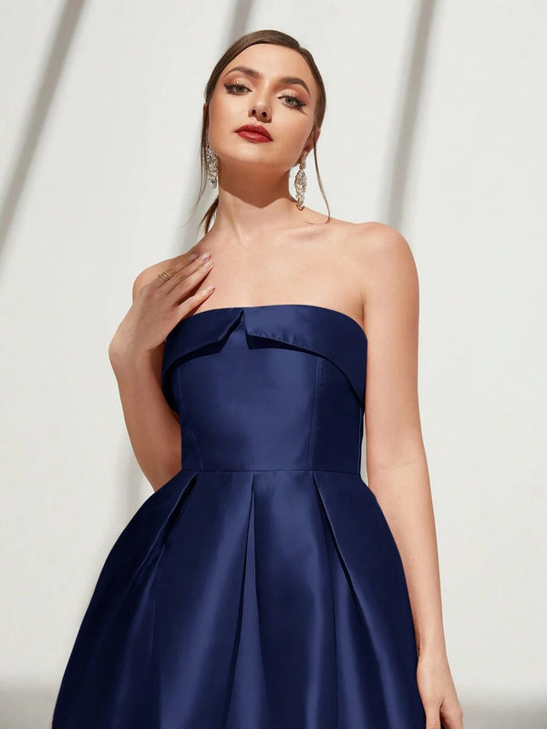 Detalle del escote sin tirantes del vestido azul real