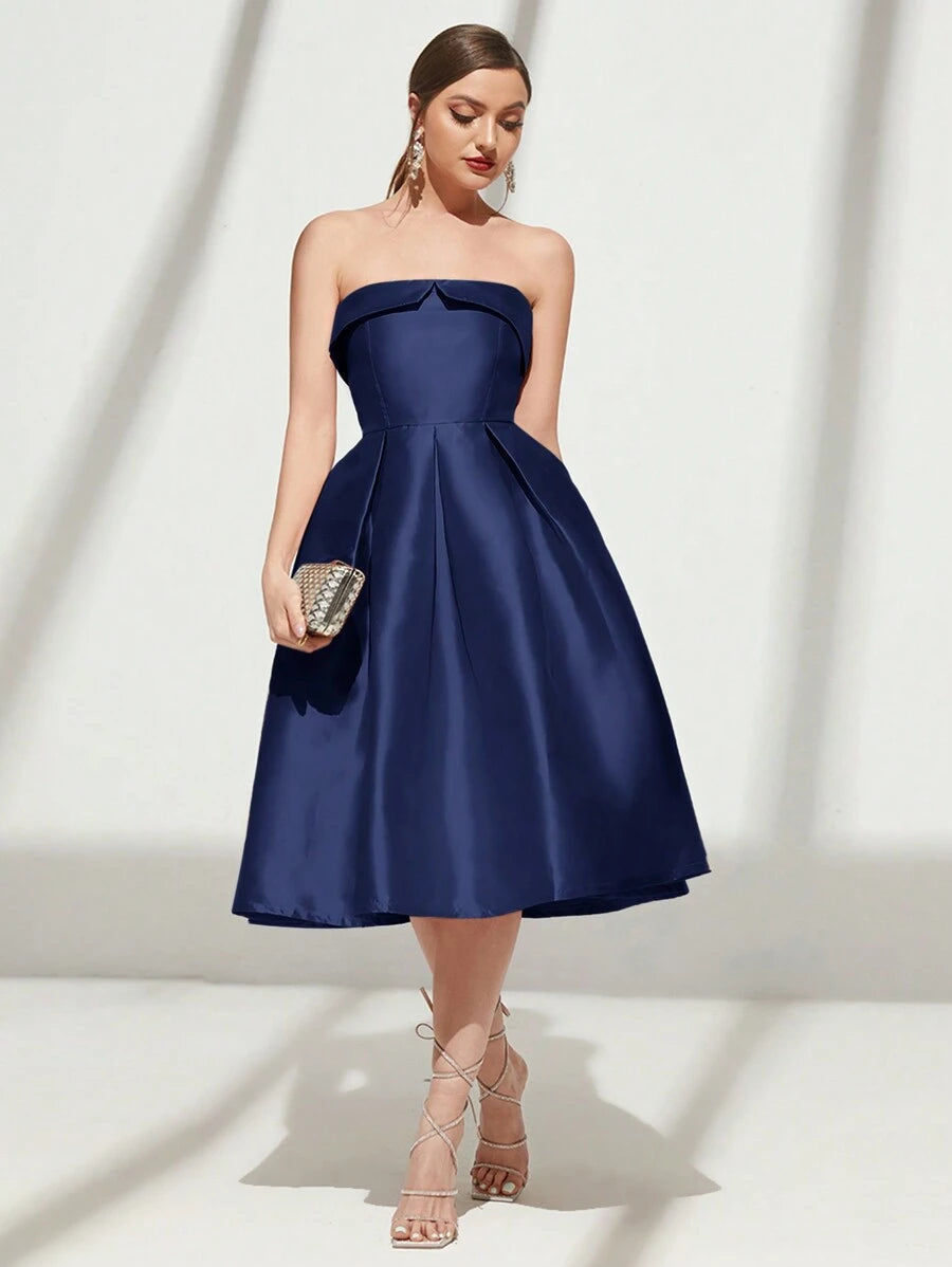 Vista frontal del vestido azul real sin tirantes en corte midi elegante