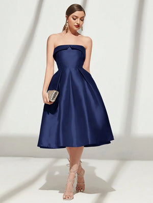 Vista frontal del vestido azul real sin tirantes en corte midi elegante