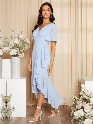 Vestido midi celeste con escote en V y volantes detalle del escote.