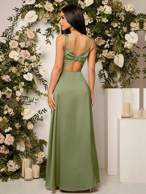 Primer plano del torso de una mujer usando un vestido verde olivo estilo corset con escote corazón.