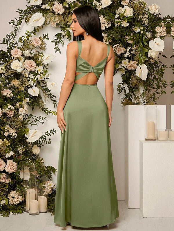 Primer plano del torso de una mujer usando un vestido verde olivo estilo corset con escote corazón.
