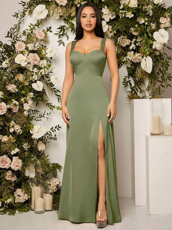 Detalle de la falda de un vestido largo verde olivo mostrando la abertura lateral alta en la pierna.