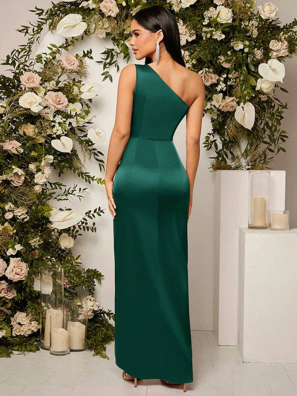 Vestido verde oscuro asimétrico con abertura alta vista trasera.