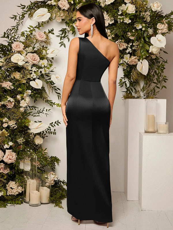 Vestido Negro Elegante Con Abertura Y Cuello Asimétrico
