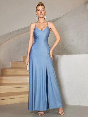 Vestido neblina azul largo con tirantes y abertura detalle frontal.