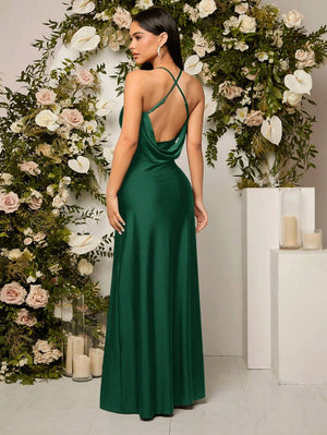 Vestido verde oscuro largo con tirantes finos y abertura vista trasera.