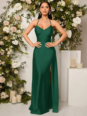 Vestido verde oscuro largo con tirantes finos y abertura detalle frontal.
