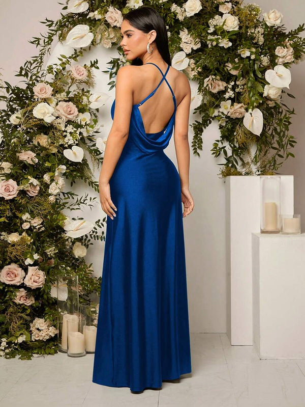 Vestido azul largo con tirantes finos y abertura alta vista trasera.