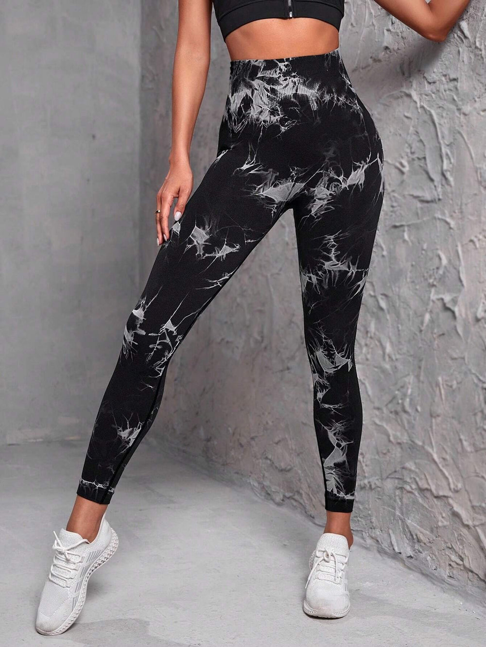 Leggings tie-dye con talle alto, ideales para ejercicio físico.