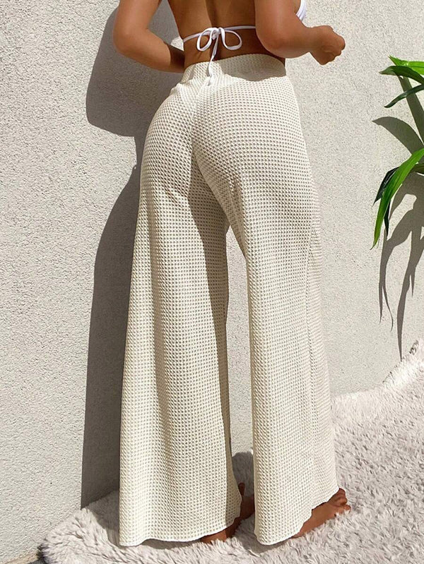 Detalle de la cintura alta y la textura waffle del pantalón de playa.