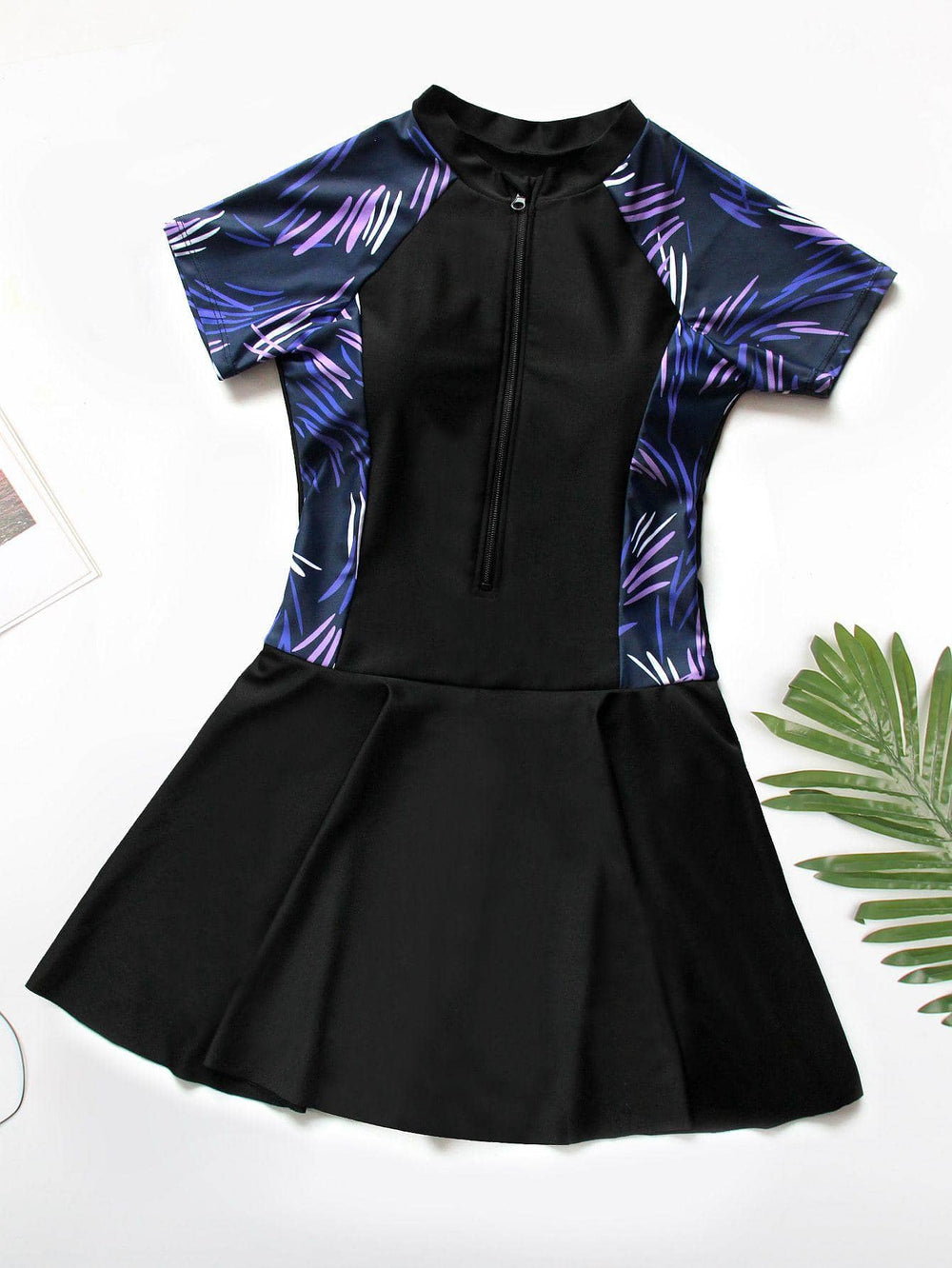 Traje de baño vestido tropical negro vista frontal
