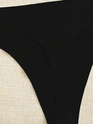 Detalle del tejido liso y elástico de las tangas negras sin costuras.